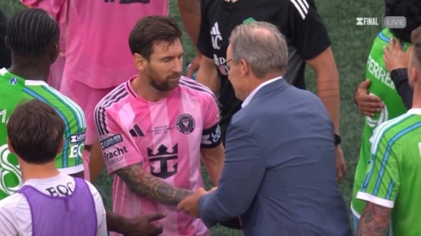 Messi đã không tham gia vào cuộc xung đột sau khi thua trận, và bắt tay và liên lạc với huấn luyện v
